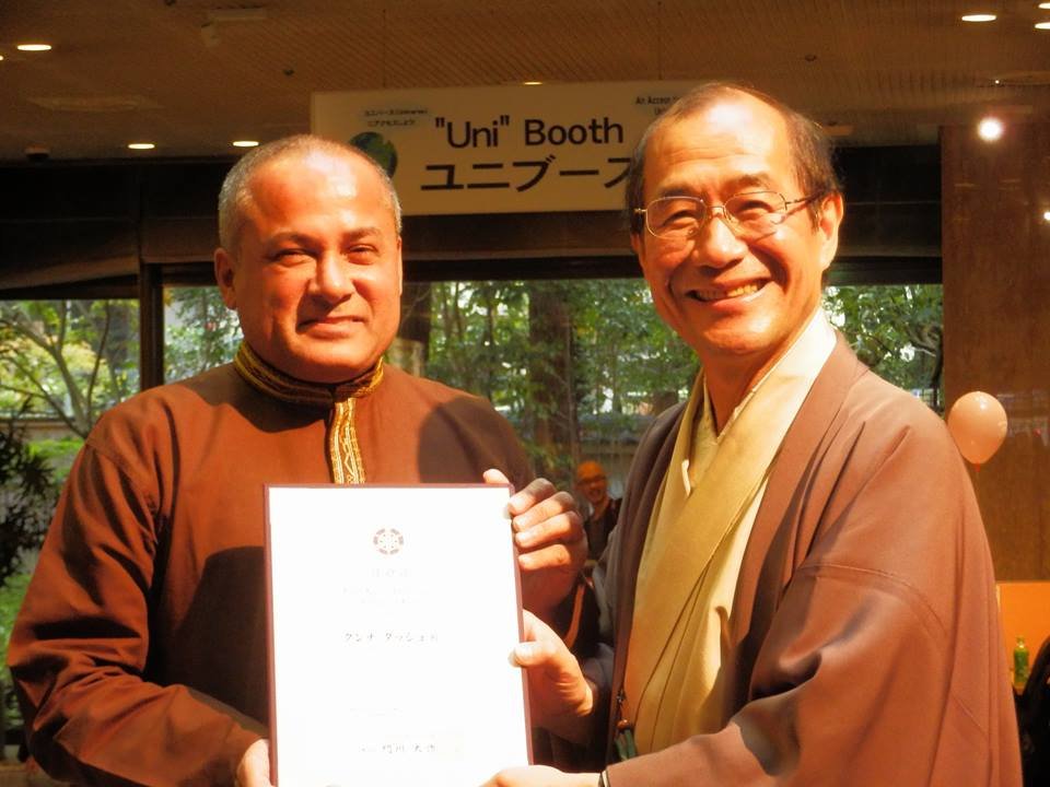 Kunna-Dash-Left-getting-the-certificate-with-the-Mayor