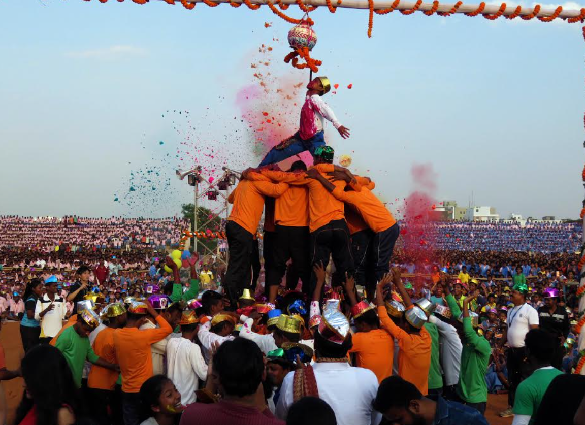 kiss students play holi