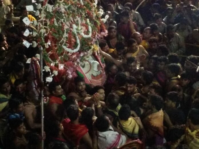 Lord Jagannath and his siblings escorted to Adapa Mandapa