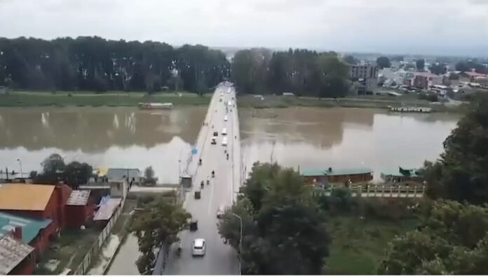 J&K cop posts video of bustling Kashmir streets ahead of Eid