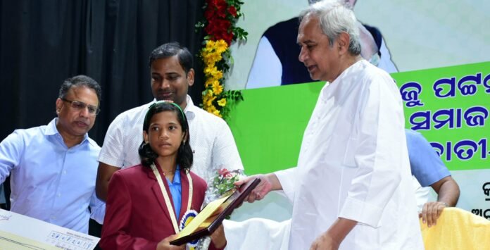 Odisha CM Naveen Patnaik gives away Biju Patnaik Sports, Bravery & Social Service awards