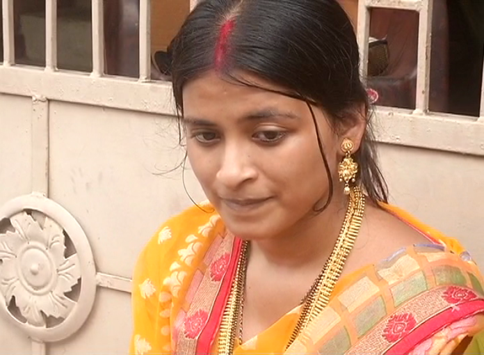 ଶଙ୍ଖ ଫୁଙ୍କି ଧାରଣା ଦେଲେ ଯୁବତୀ ଶଙ୍ଖ ଫୁଙ୍କି ଧାରଣା ଦେଲେ ଯୁବତୀ