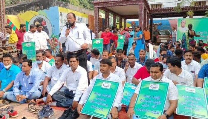 ଆରଡିସି ଅଫିସ୍ ଘେରାଉ ଆରଡିସି ଅଫିସ୍ ଘେରାଉ