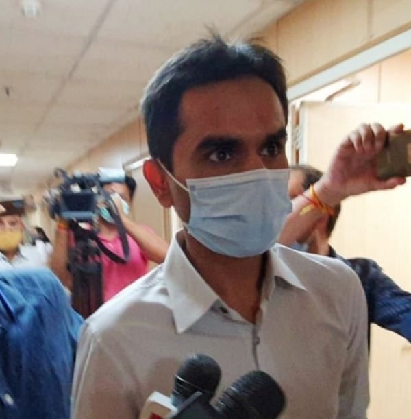 samir wankhde ଶାହରୁଖ ଖାଁ ଙ୍କ ପୁଅ ଙ୍କ ଡ୍ରଗ କେଶ ର ମୁଖ୍ୟ ତଦନ୍ତକାରୀ ଅଫିସର ସମୀର ୱାନକେଡେ ଙ୍କୁ ଆଶ୍ବସ୍ତି