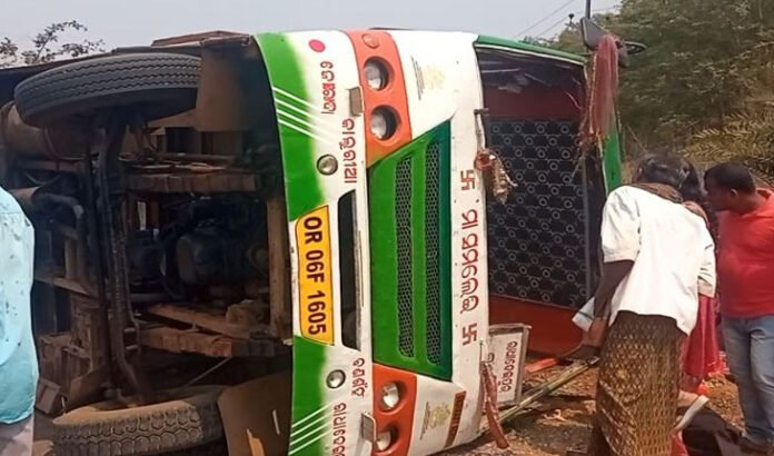 passenger-bus-overturned-in-dhenkanal