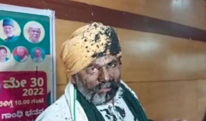 ink-thrown on farmaer leader rakesh-tikait-in-bengaluru