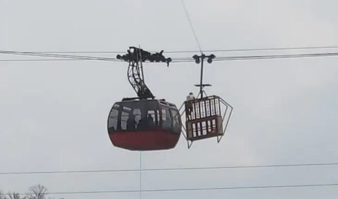 tourists-trapped-in-cable-car-trolley-in-parwano-in-himachal-pradesh