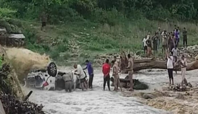 a tourist car-overturned-in-ramnagar-dhela-river 9 died